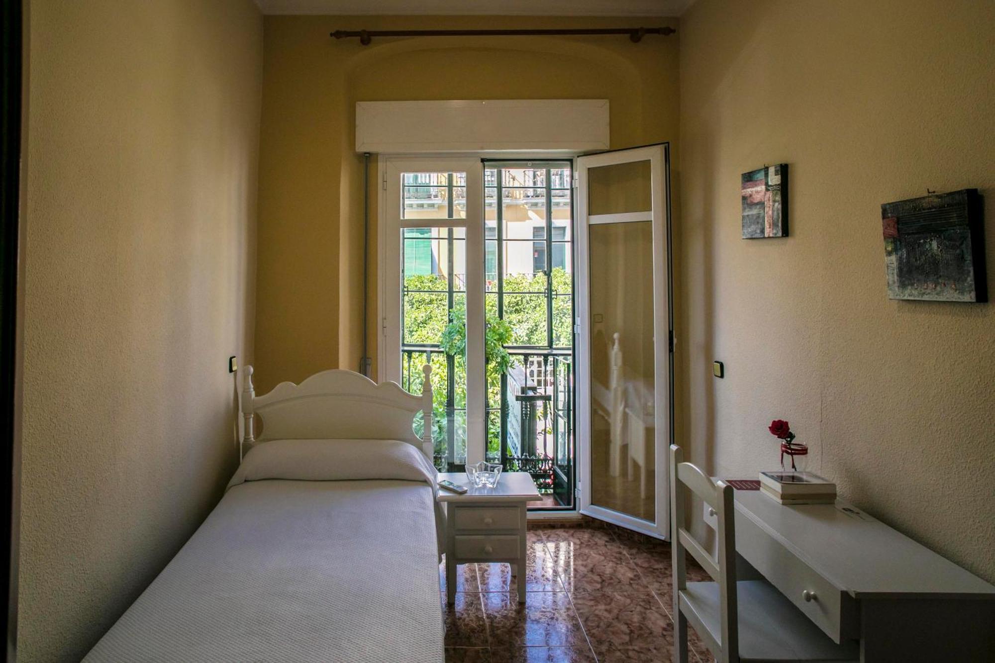 Pension Dulces Suenos Seville Exterior photo