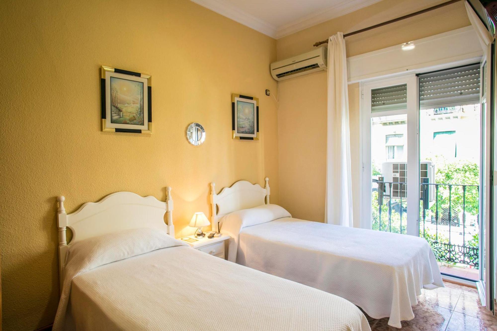 Pension Dulces Suenos Seville Exterior photo